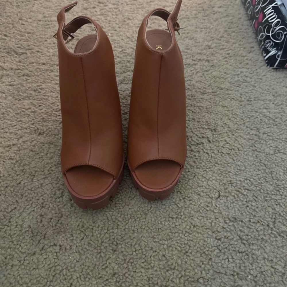 Women's Tan Peep-Toe Platform Shoes